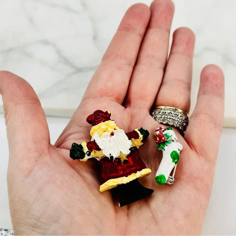 Vintage Christmas Brooch Pins Set of 2 Unisex Rustic Resin Santa Metal S… - Picture 5 of 8